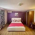 Gazde/Camere de închiriat H By Hambar
