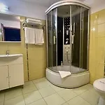 Gazde/Camere de închiriat H By Hambar