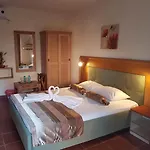 H By Hambar Gazde/Camere de închiriat *