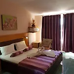 H By Hambar Gazde/Camere de închiriat