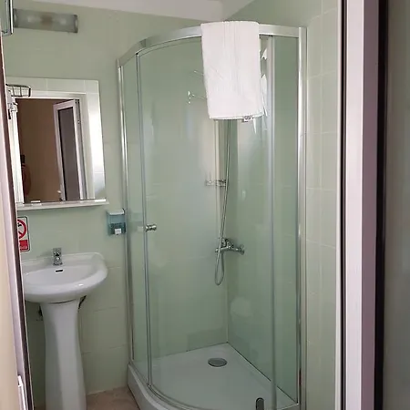 H By Hambar Gazde/Camere de închiriat *