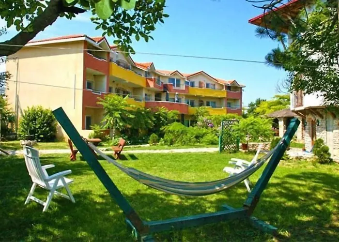 H By Hambar Проживание в семье *